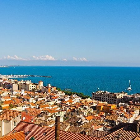Bed And Travel Apartment La Minerva Suite Salerno Bagian luar foto