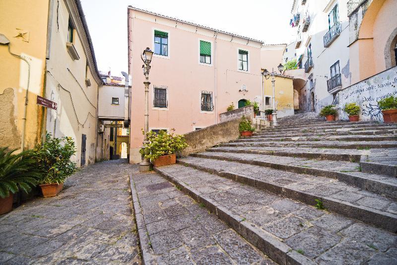 Bed And Travel Apartment La Minerva Suite Salerno Bagian luar foto