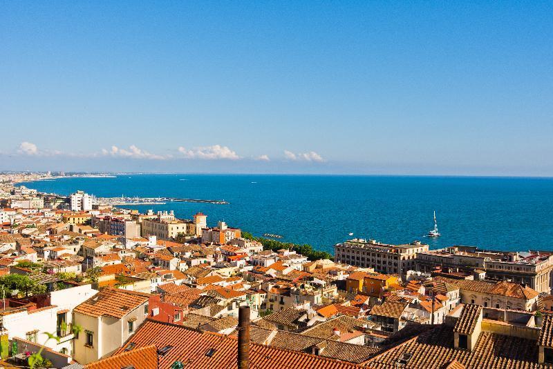 Bed And Travel Apartment La Minerva Suite Salerno Bagian luar foto