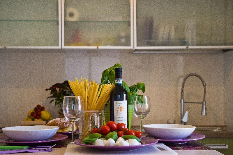 Bed And Travel Apartment La Minerva Suite Salerno Bagian luar foto