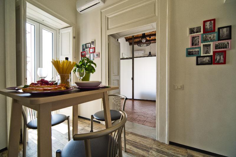Bed And Travel Apartment La Minerva Suite Salerno Bagian luar foto